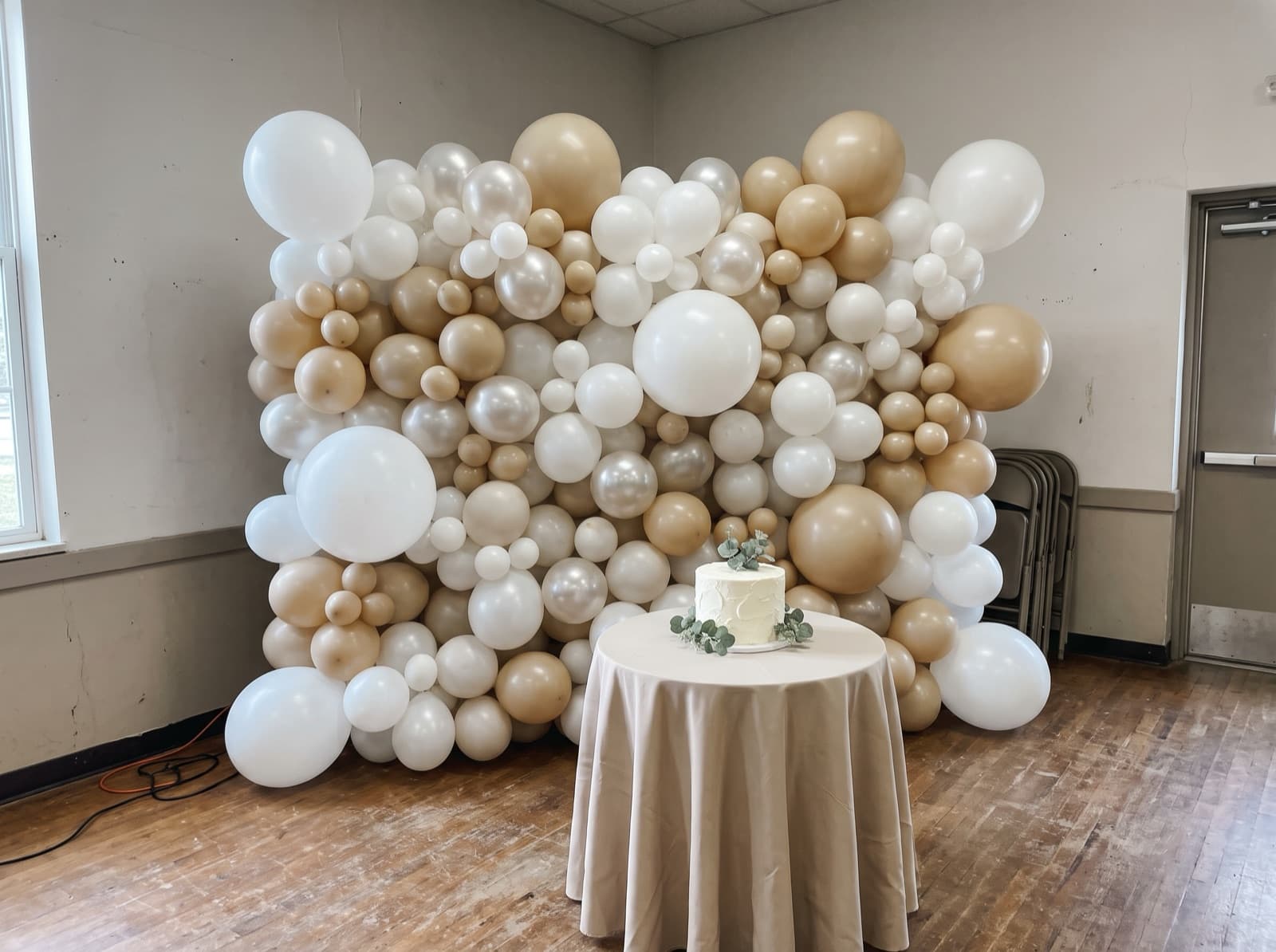 Organic balloon wall in white, pearl and sand